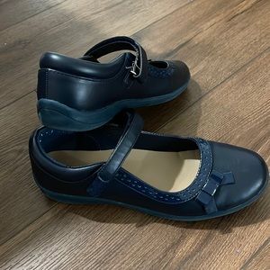 Girls Nina Size 4 navy shoes